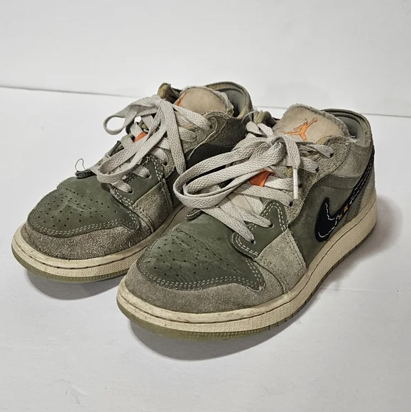 Air Jordan 1 Low Kids Sneakers - Picture 2 of 4